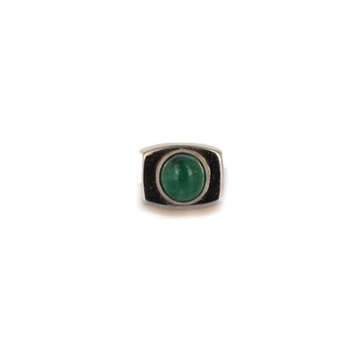 Gros plan sur une bague contenant une pierre verte