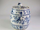un vase bleu et blanc avec un oiseau dessus