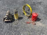 une borne d'incendie, un tuyau d'arrosage et une borne d'incendie posée au sol