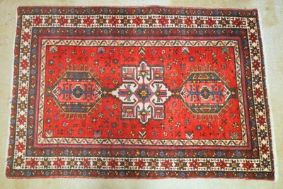 an oriental rug with a cross design on the middle of it