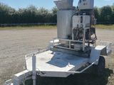 une photo d'une machine posée dans l'herbe