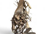 sculpture représentant un homme à cheval, réalisée en métal