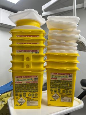 deux récipients en plastique jaunes posés sur un plateau blanc