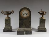 trois blocs de marbre, chacun surmonté d'une horloge