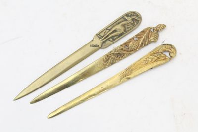 Réunion de 3 coupe papiers en bronze à motif sculpté dont un…