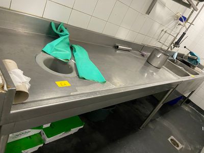 un évier de cuisine sur lequel est posée une serviette verte