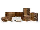 une pile de livres posés les uns sur les autres et les uns à côté des autres