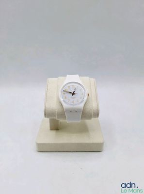 an image of a white watch sitting on top of a white stand