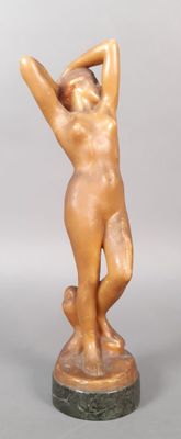 statue d'une femme nue portant les mains à sa tête