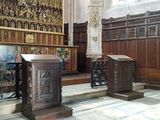 deux chaires en bois au milieu d'une grande salle