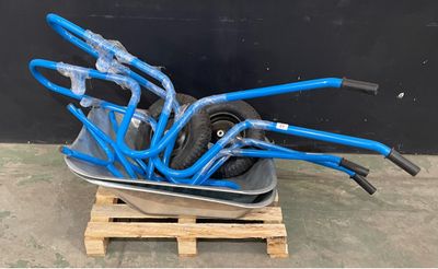 une brouette avec des poignées bleues posée sur une palette