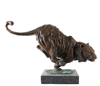 statue en bronze représentant un tigre, posée sur un socle en marbre, sur fond blanc