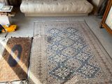 un grand tapis sur le sol d'un salon