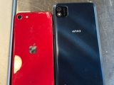 trois iPhones de couleurs différentes posés les uns à côté des autres sur une table