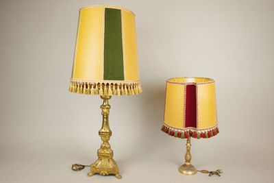 Important pique-cierge en métal doré repoussé, reposant sur …