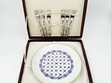 une boîte contenant une assiette et des couverts