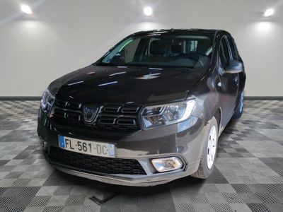 la photo d'une voiture noire garée dans un garage