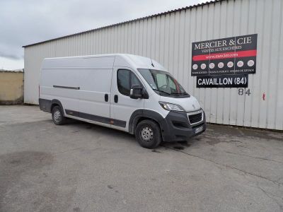 une camionnette blanche garée devant un bâtiment