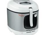 un gros plan d'une petite friteuse à air chaud sur fond blanc
