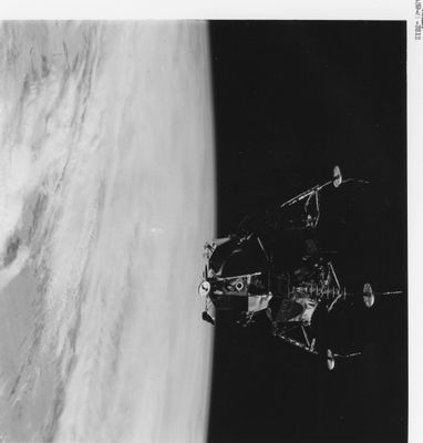 une vieille photo en noir et blanc représentant un satellite, avec un autre satellite en arrière-plan