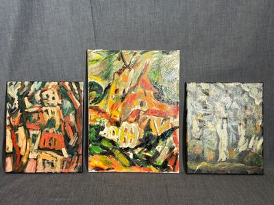 trois tableaux de couleurs et de tailles différentes sont posés sur une surface grise