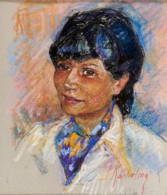 tableau représentant une femme vêtue d'une chemise blanche et d'une cravate bleue