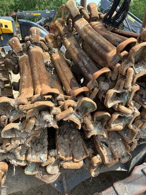 un tas de bois posé sur le sol