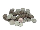 un tas de pièces et un penny sur fond blanc
