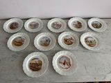 plusieurs assiettes posées sur une table