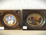 une paire de portraits miniatures encadrés représentant une femme et un enfant