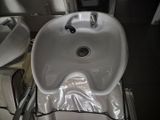 un lavabo blanc situé dans une salle de bains, à côté des toilettes