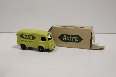 un camion jouet posé à côté d'une boîte