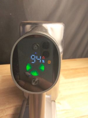 une horloge numérique posée sur le bord d'une table