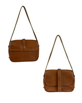 une paire de sacs à main en cuir marron sur fond blanc