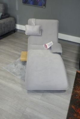 un canapé et un fauteuil dans un salon