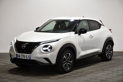 un SUV Nissan Juke blanc garé sur un sol à damier