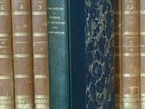 un livre posé sur une table devant une rangée de livres