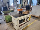 une machine qui se trouve dans une pièce avec d'autres machines