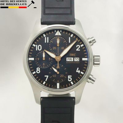 gros plan d'une montre-bracelet avec un cadran noir