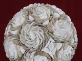 une boule de coquillages posée sur une surface rouge