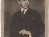 une vieille photo d'un homme en costume-cravate posant pour une photo