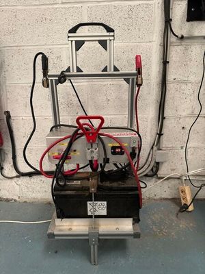 une machine posée sur une palette dans un garage