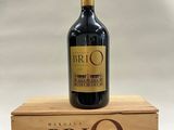 La bouteille de Brio est posée sur une caisse en bois.