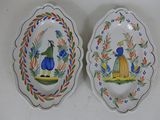 paire d'assiettes décoratives ornées d'oiseaux et de fleurs sur fond blanc