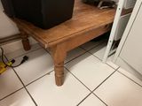 une boîte noire posée sur une table en bois