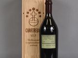 une bouteille de vin posée à côté d'une caisse en bois