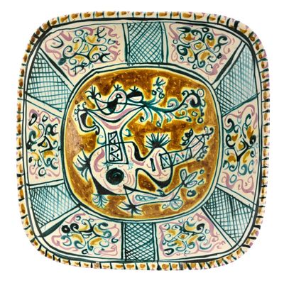 une photo d'une assiette décorative ornée d'un motif