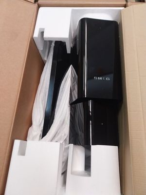 une boîte contenant une télécommande et d'autres objets