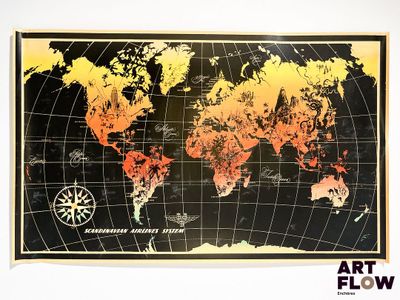 une vieille carte du monde sur laquelle figure une boussole