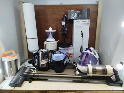 une photo d'un plan de travail de cuisine sur lequel se trouvent de nombreux objets